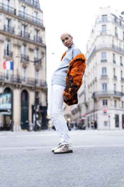 Jovem Afro Americano Bonito Posando Livre Paris Sorriso Feliz Estilo — Fotografia de Stock