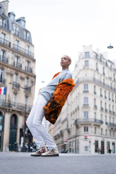 Joven Hombre Afroamericano Guapo Posando Aire Libre París Sonrisa Feliz —  Fotos de Stock