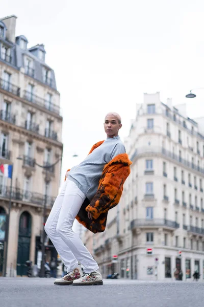 Joven Hombre Afroamericano Guapo Posando Aire Libre París Sonrisa Feliz —  Fotos de Stock