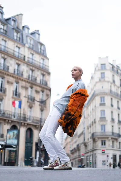 Jovem Afro Americano Bonito Posando Livre Paris Sorriso Feliz Estilo — Fotografia de Stock