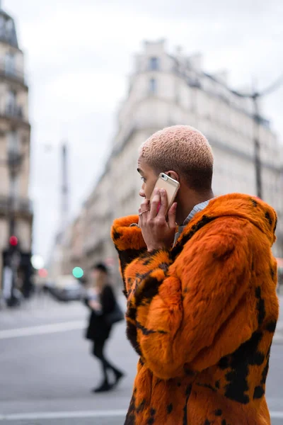 Jovem Afro Americano Bonito Rua Falando Smartphone — Fotografia de Stock