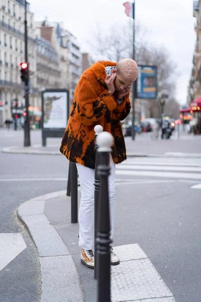 Ung Vacker Afrikansk Amerikansk Man Gatan Talar Smartphone — Stockfoto