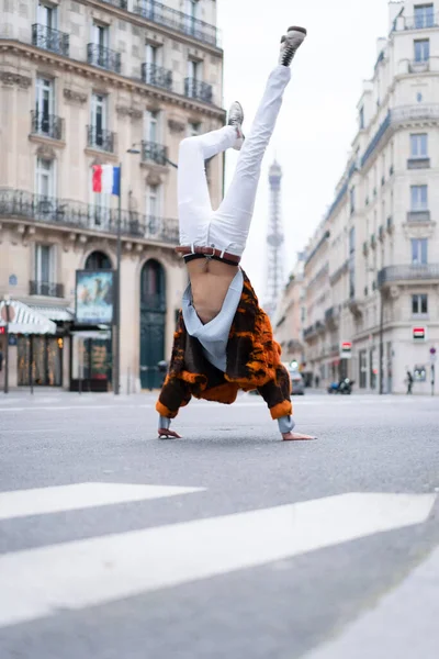 Ung Vacker Afrikansk Amerikan Som Poserar Utomhus Paris Glad Leende — Stockfoto