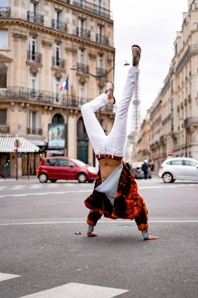 Молодой Красивый Африканский Американец Позирует Открытом Воздухе Париже Счастливая Улыбка — стоковое фото
