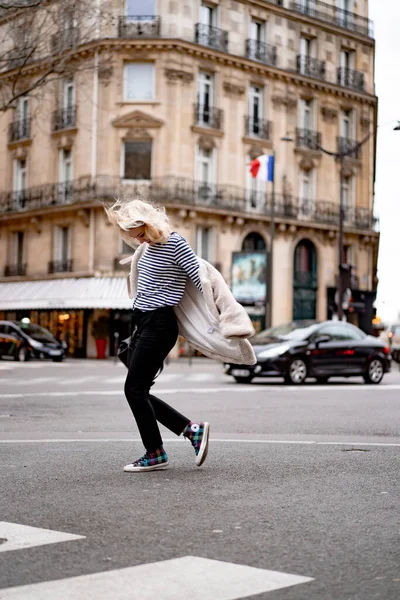 Jovem Mulher Bonita Livre Paris Conceito Viagem Fotos Engraçadas — Fotografia de Stock