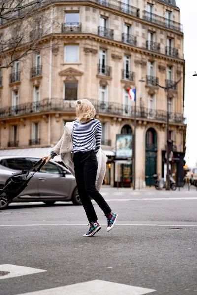 年轻美丽的女人在巴黎的户外 旅行概念 有趣的照片 — 图库照片