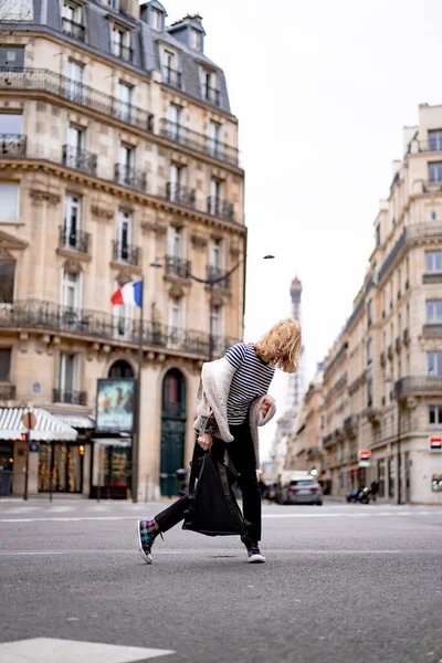 Jovem Mulher Bonita Livre Paris Conceito Viagem Fotos Engraçadas — Fotografia de Stock