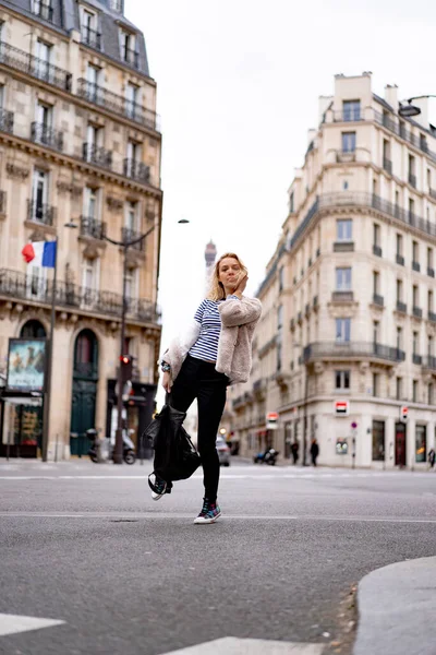 Jovem Mulher Bonita Livre Paris Conceito Viagem Fotos Engraçadas — Fotografia de Stock