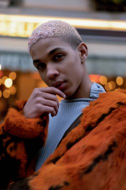 Paris 'te genç, yakışıklı, Afro-Amerikan bir adam. Akşam kafelerinin ışıkları.