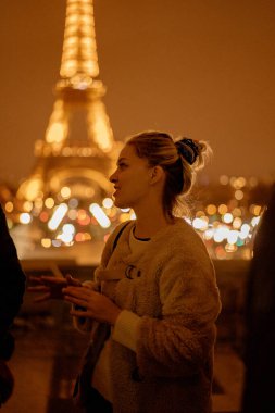 Genç ve güzel bir kadın Paris 'te yürüyor. Mutlu seyahat fotoğrafı konsepti.