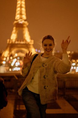 Genç ve güzel bir kadın Paris 'te yürüyor. Mutlu seyahat fotoğrafı konsepti.