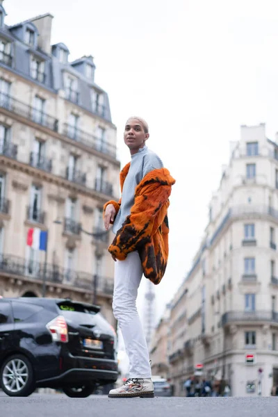 Jovem Afro Americano Bonito Posando Livre Paris Sorriso Feliz Estilo — Fotografia de Stock