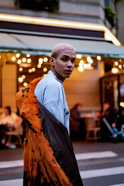 Paris Genç Yakışıklı Afro Amerikan Bir Adam Akşam Kafelerinin Işıkları — Stok fotoğraf