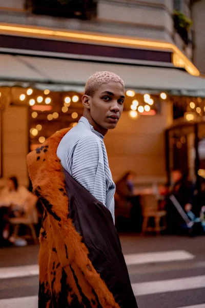 Joven Hombre Afroamericano Guapo Aire Libre París Luces Cafés Nocturnos — Foto de Stock