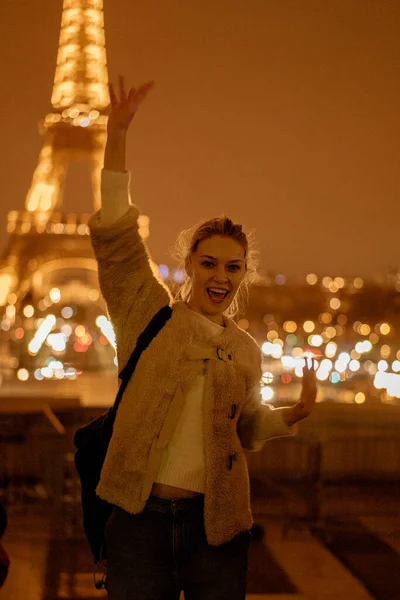 Молодая Красивая Женщина Гуляет Парижу Концепция Счастливого Путешествия Фото — стоковое фото
