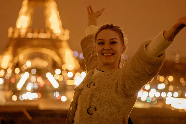 Młoda Piękna Kobieta Spaceruje Paryżu Koncepcja Szczęśliwego Zdjęcia Podróży — Zdjęcie stockowe