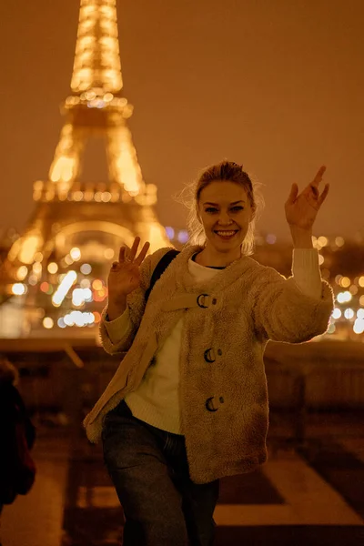 Junge Schöne Frau Geht Paris Das Konzept Eines Glücklichen Reisefotos — Stockfoto