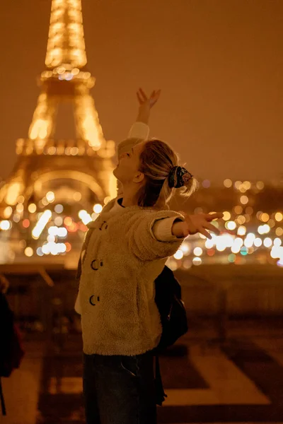 Joven Hermosa Mujer Camina París Concepto Una Foto Viaje Feliz — Foto de Stock