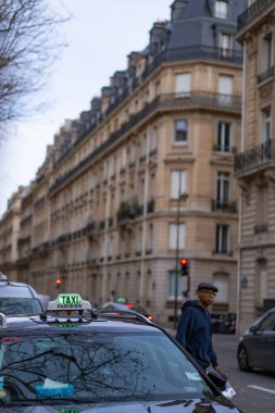 Sokak fotoğrafları, mekanlar, insanlar. Fransa, Paris. Mart 2020