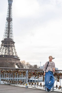 Genç ve güzel bir kadın Paris 'te yürüyor. Mutlu seyahat fotoğrafı konsepti.