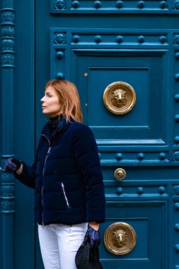 Genç ve güzel bir kadın Paris 'te yürüyor. Mutlu seyahat fotoğrafı konsepti.