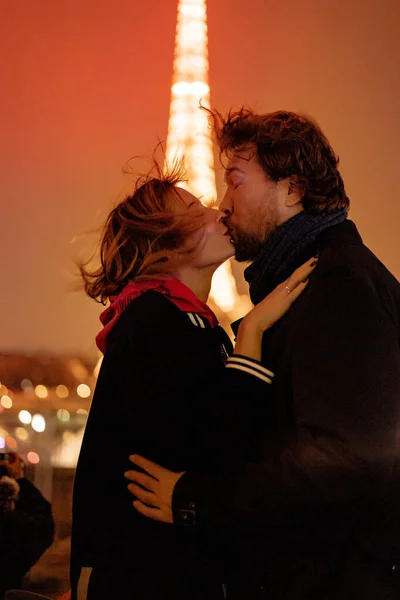 Молодая Красивая Пара Целуется Ночью Против Эйфелевой Башни Париже — стоковое фото