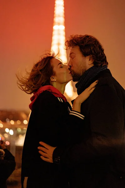 Joven Hermosa Pareja Besos Noche Contra Torre Eiffel París —  Fotos de Stock