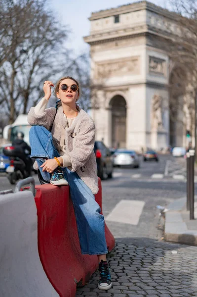 Genç Güzel Bir Kadın Sokakta Yürüyor Paris Mutlu Seyahat Fotoğrafı — Stok fotoğraf