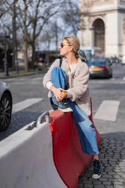 Junge Schöne Frau Geht Auf Der Straße Paris Das Konzept — Stockfoto