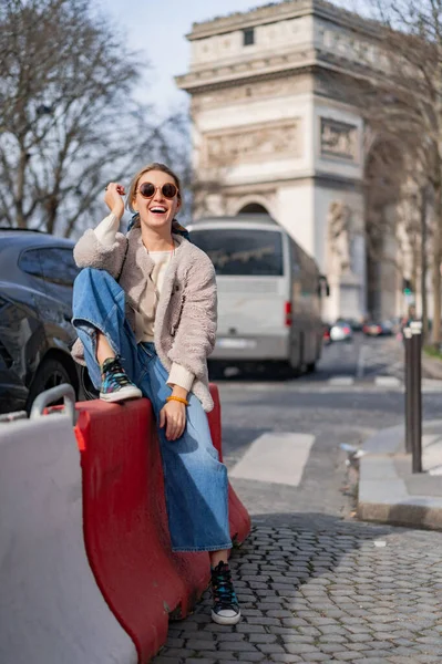 Joven Hermosa Mujer Camina Calle París Concepto Una Foto Viaje — Foto de Stock
