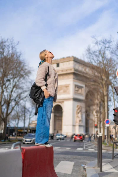 Młoda Piękna Kobieta Idzie Ulicą Paris Koncepcja Szczęśliwego Zdjęcia Podróży — Zdjęcie stockowe