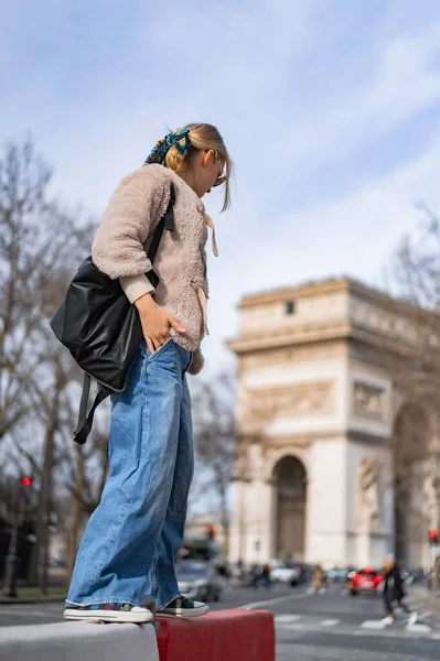 Young Beautiful Woman Walks Street Paris Concept Happy Travel Photo — Stock Photo, Image