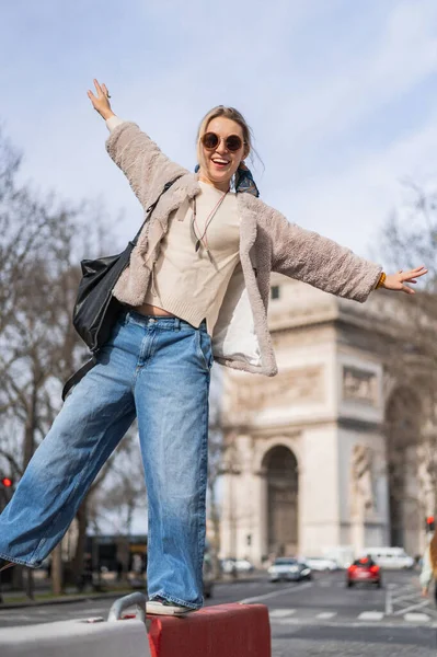 Young Beautiful Woman Walks Street Paris Concept Happy Travel Photo — Stock Photo, Image