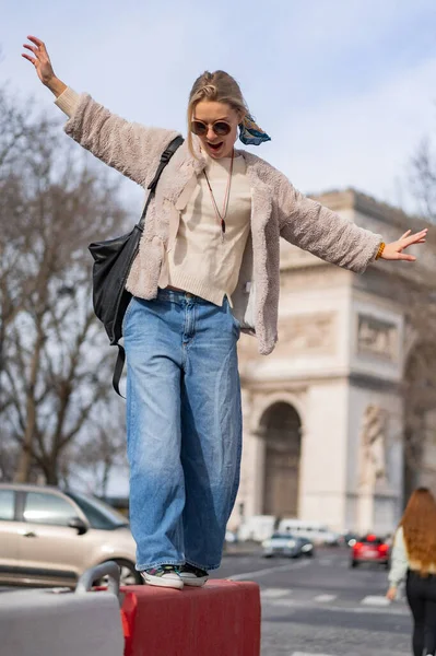 Junge Schöne Frau Geht Auf Der Straße Paris Das Konzept — Stockfoto