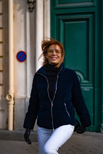 Μια Νεαρή Όμορφη Γυναίκα Περπατάει Στο Δρόμο Στο Παρίσι Έννοια — Φωτογραφία Αρχείου