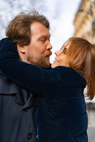 Liefdevol Stel Straat Knuffels Kussen Parijs — Stockfoto