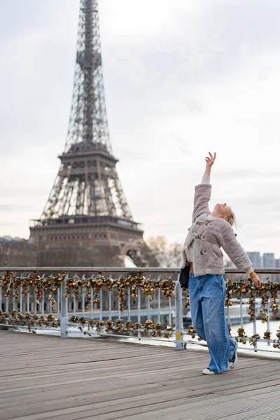 Joven Hermosa Mujer Camina París Concepto Una Foto Viaje Feliz — Foto de Stock