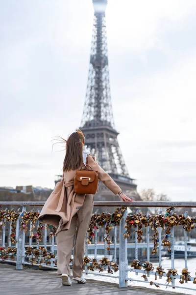 Una Guapa Joven Camina París Foto Sobre Fondo Torre Eiffel — Foto de Stock