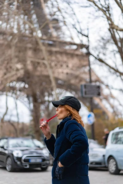 Młoda Piękna Stylowa Kobieta Wieży Eiffla Paryżu Eiffel Wieża Cukierki — Zdjęcie stockowe