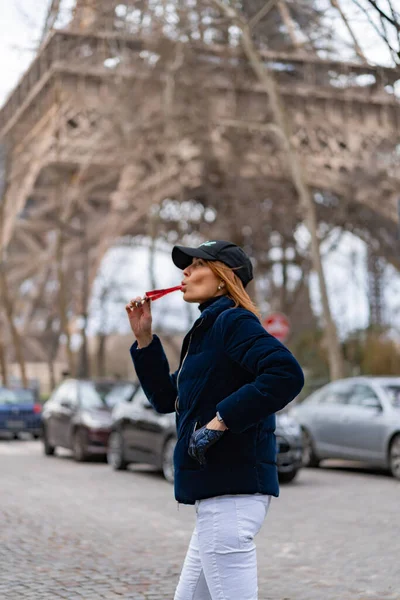 Joven Hermosa Mujer Con Estilo Una Torre Eiffel París Torre — Foto de Stock