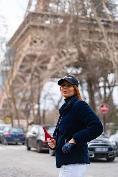 Μια Όμορφη Γυναίκα Έναν Πύργο Από Ιφελ Στο Παρίσι Καραμέλες — Φωτογραφία Αρχείου