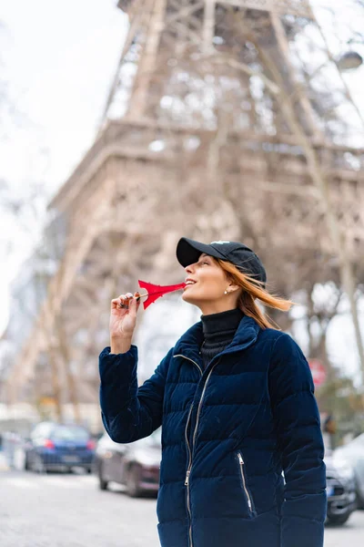 Ung Vacker Snygg Kvinna Eiffeltornet Paris Sockervadd Eiffeltornet — Stockfoto
