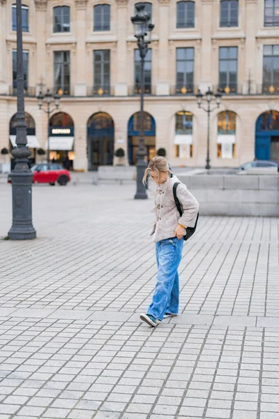 Genç Güzel Bir Kadın Paris Yürüyor Mutlu Seyahat Fotoğrafı Konsepti — Stok fotoğraf