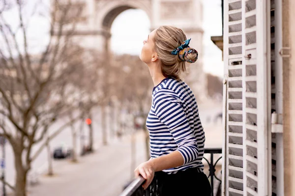 パリ市内の朝のバルコニーで魅力的な若い女性 — ストック写真