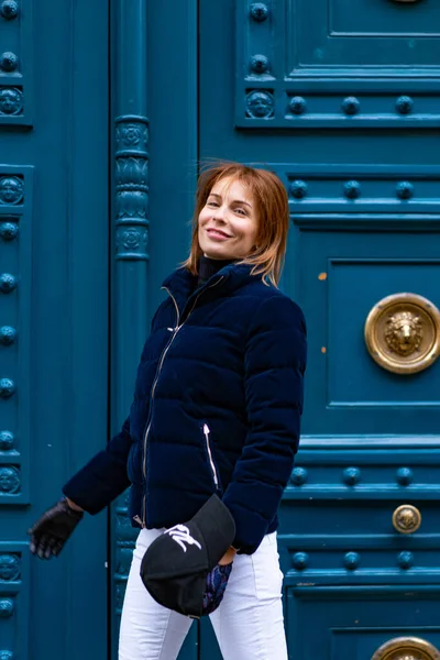 Μια Νεαρή Όμορφη Γυναίκα Περπατάει Στο Παρίσι Έννοια Μιας Χαρούμενης — Φωτογραφία Αρχείου