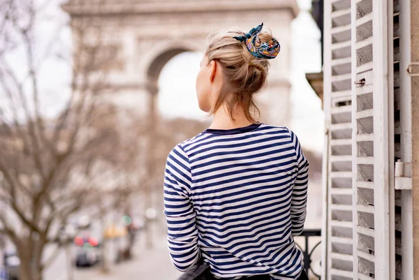 Wanita Muda Yang Menarik Balkon Pagi Hari Kota Paris — Stok Foto