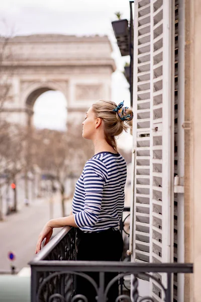 Aantrekkelijke Jonge Vrouw Balkon Ochtend Stad Parijs — Stockfoto