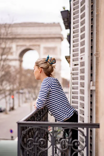 Attraktiv Ung Kvinna Balkong Morgonen Staden Paris — Stockfoto