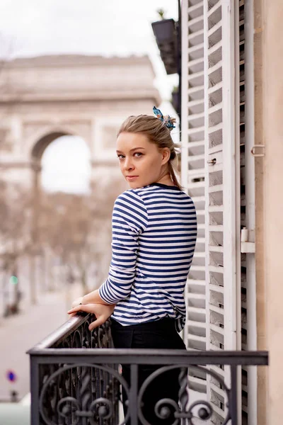 Atrakcyjna Młoda Kobieta Balkonie Rano Paryżu — Zdjęcie stockowe