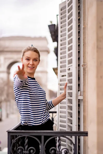 Aantrekkelijke Jonge Vrouw Balkon Ochtend Stad Parijs — Stockfoto